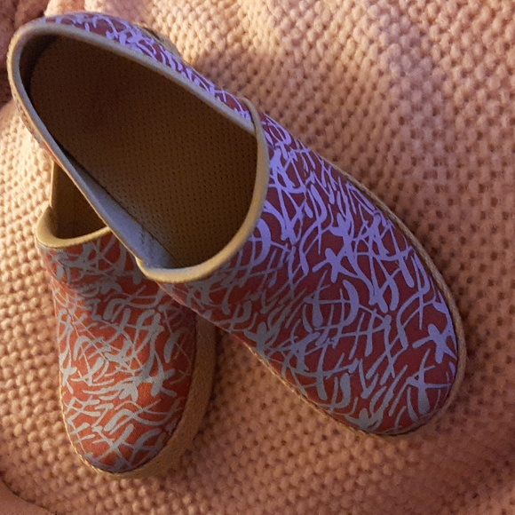 Womens Dansko fabric clogs Size 39 Dark Pink, Blue, and Tan - Picture 4 of 7